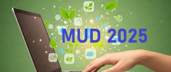 Mani sorreggono Laptop da cui escono icone di genere ambientale e il titolo "MUD 2025"