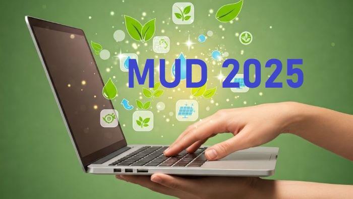 Mani sorreggono Laptop da cui escono icone di genere ambientale e il titolo "MUD 2025"