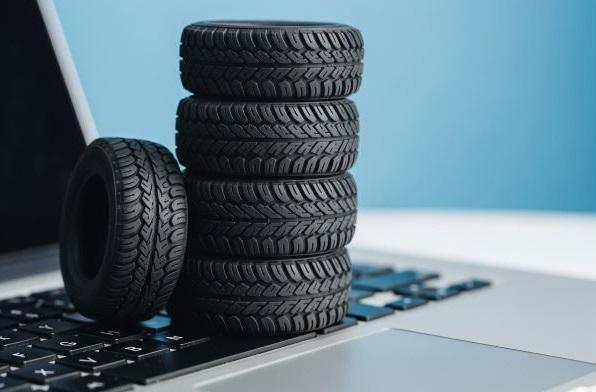 Registro Pneumatici: presentazione e modalità operative pila di pneumatici in miniatura sopra un laptop