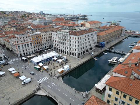 Trieste, Piazza Ponte rosso veduta aerea, manifestazione Fish Very Good - Il Salone a Miglio 0 