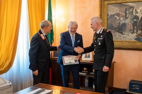 Paoletti riceve tessera socio benemerito Carabinieri