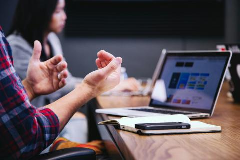 uomo in meeting tramite computer poggiato su un tavolo