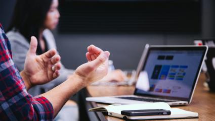 uomo in meeting tramite computer poggiato su un tavolo