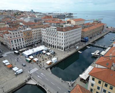 Trieste, Piazza Ponte rosso veduta aerea, manifestazione Fish Very Good - Il Salone a Miglio 0 
