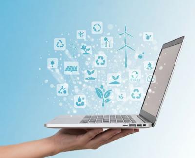 mano che supporta laptop con icone digitali e ambientali