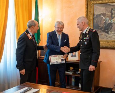 Paoletti riceve tessera socio benemerito Carabinieri