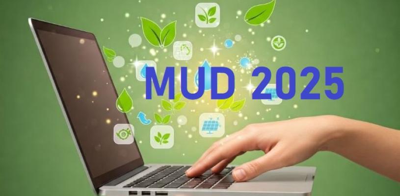 mano su tastiera del pc da cui escono icone ambientali